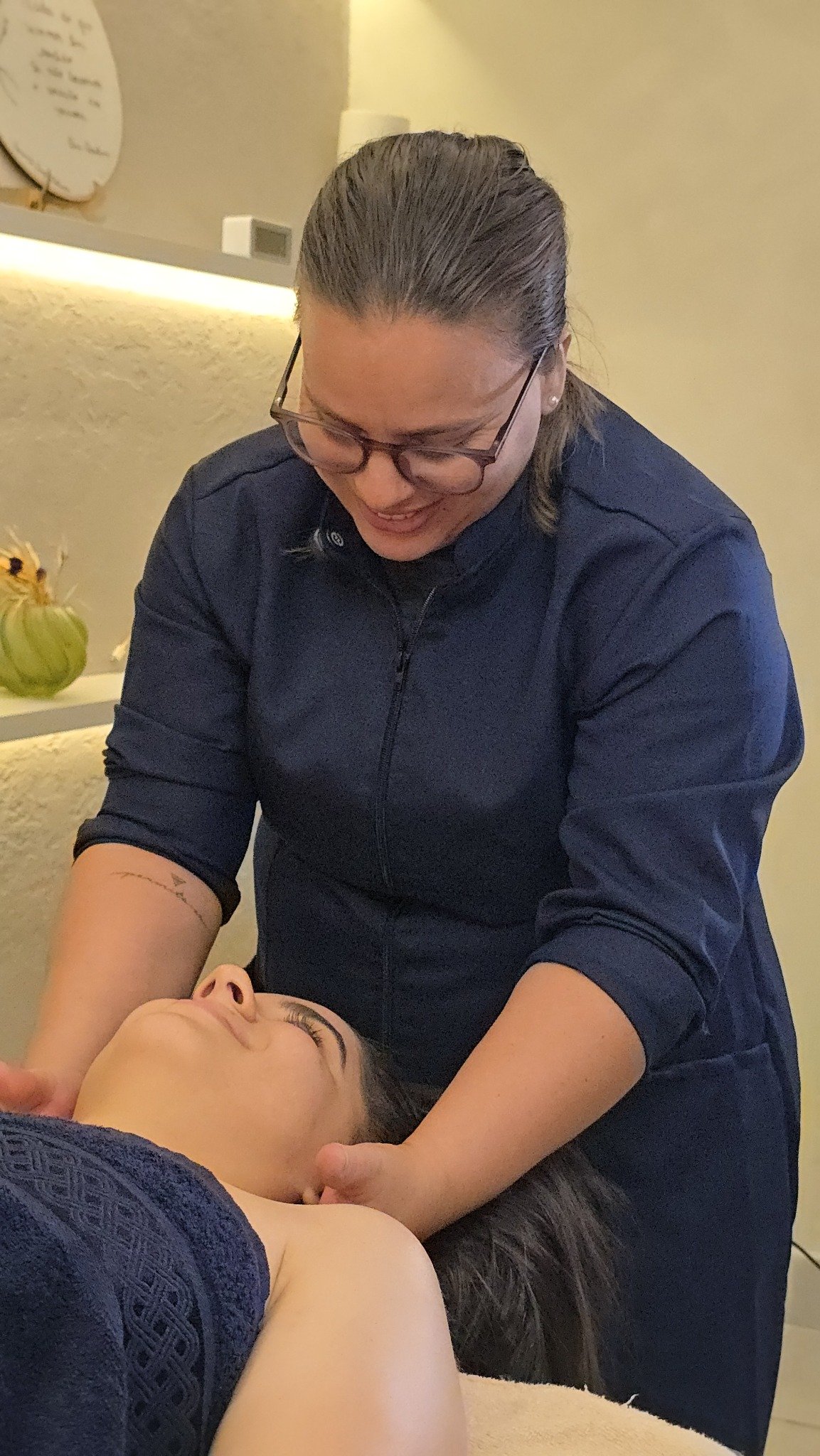 Kelly realizando atendimento manual na região cervical