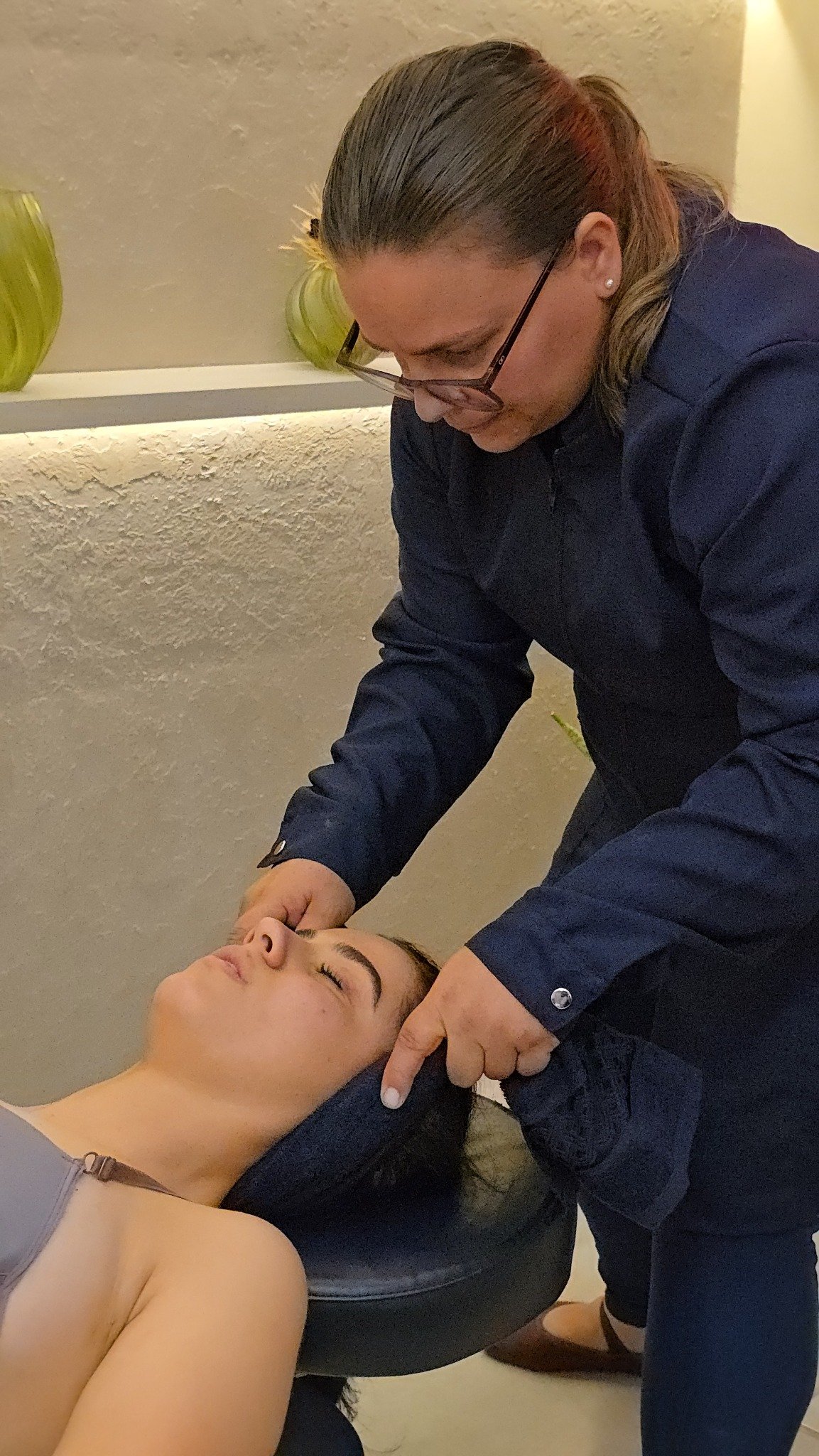 Kelly realizando uma técnica manual em atendimento