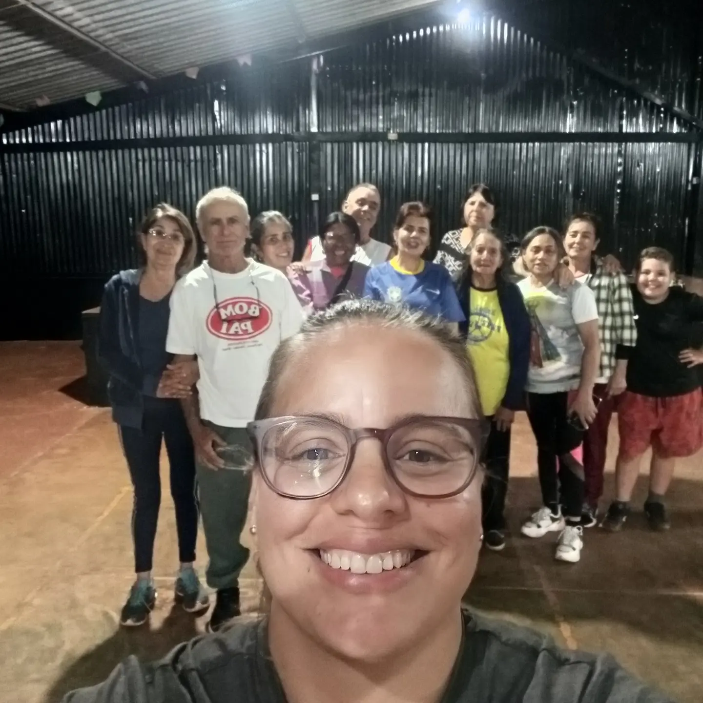 Kelly com participantes de uma atividade de movimento